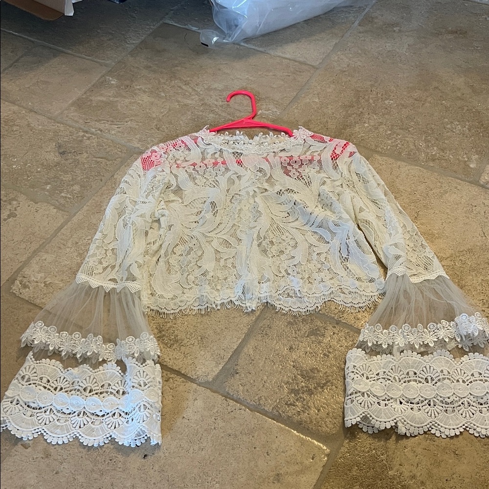 NWT Vestique lace top